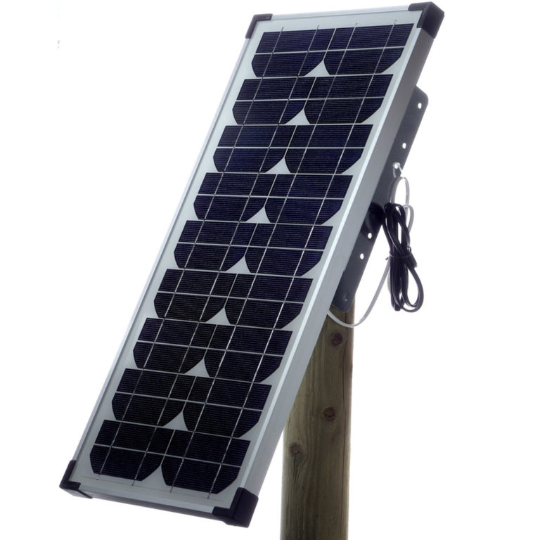 The 20W solar panel kit includes everything you need to upgrade 122B, 250B+ and 450B+ energisers for solar power: 20W solar panel, adjustable stand, wooden post, cables, and fastening means.