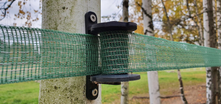 Fence tape tensioner in a fence