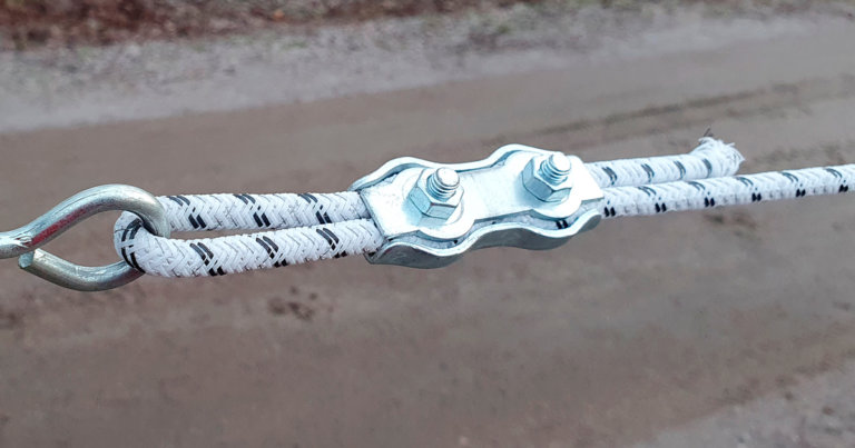 Соединитель для тросов 5–8 мм для изгороди и для калитки с гибким шнуром. Используется для выполнения соединений и удлинений.